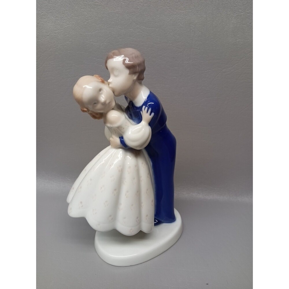 Vintage B&G Boy Kissing Girl Statue Denmark #2162 Bing Grondahl Figurine 7.5" T